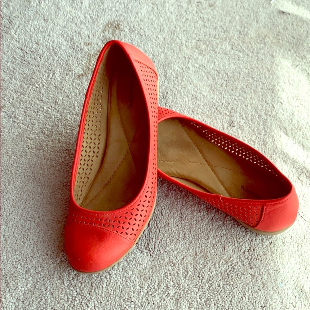 Coral color G.H. Bass flat shoe
